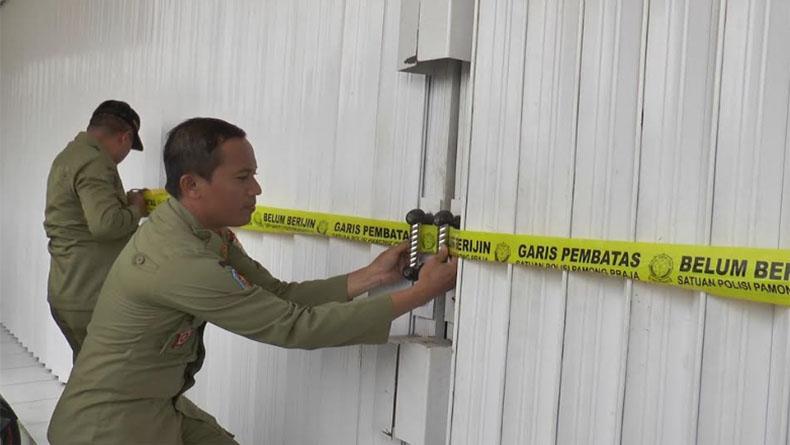 Tak Punya Izin Usaha, Minimarket di Kendal Disegel Satpol PP