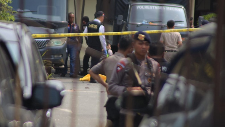 Polisi Evakuasi Jenazah Diduga Pelaku Bom Bunuh Diri di Mapolrestabes Medan