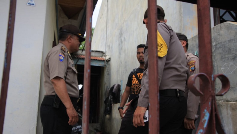 Polisi Bawa 6 Kerabat Terduga Pelaku Bom Bunuh Diri ke Mapolrestabes Medan