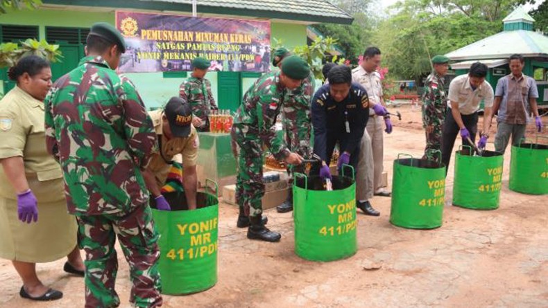 Satgas Pamtas RI-PNG Yonif 411 Kostrad Musnahkan 1.236 Botol Miras Ilegal