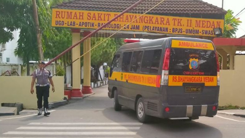 Dikawal Petugas, Ambulans Bawa Jenazah 2 Terduga Teroris Tiba di RS Bhayangkara Medan