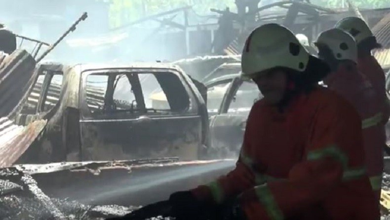 Gudang Kelapa dan Beberapa Mobil Terbakar di Surabaya, Penyebab Masih Diselidiki Polisi