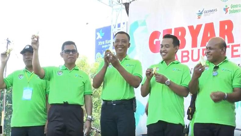 title Kampanyekan Hidup Sehat, Ribuan Warga Ikut Aksi Makan Pisang Massal di Alun-Alun Kendal Kampanyekan Hidup Sehat, Ribuan Warga Ikut Aksi Makan Pisang Massal di Alun-Alun Kendal