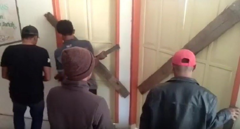 Kecewa dengan Kinerja Plt Kades, Warga Jeneponto Segel Kantor Kepala Desa