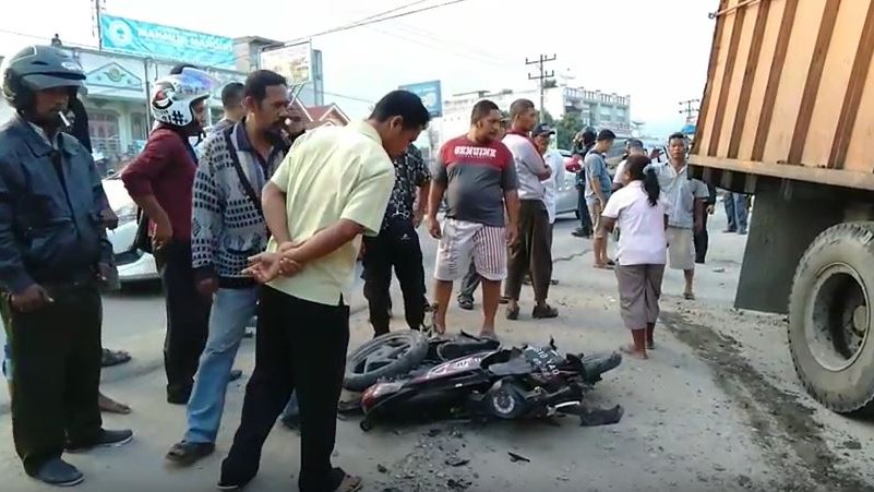 Pasutri Ditabrak Truk Tronton Pengangkut Sawit di Asahan, Suami Tewas, Istri Kritis