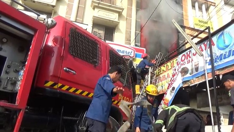Petugas Damkar Di Medan Terluka Setelah Jatuh Dari Kanopi Ruko Saat Memadamkan Api Bagian 1