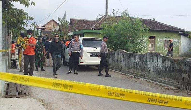Densus 88 Geledah Rumah Terduga Teroris di Sukoharjo, Bendera ISIS dan Buku Bom Diamankan