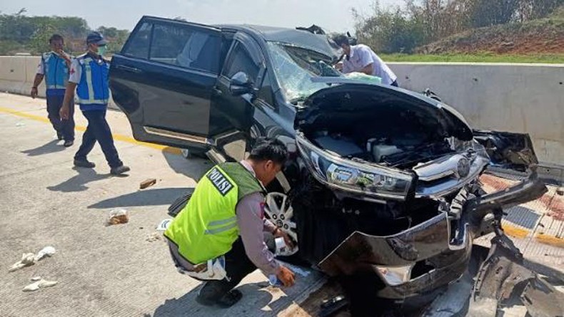 Kecelakaan Maut Innova Tabrak Truk di Tol Batang, Sopir Minibus Diduga Mengantuk