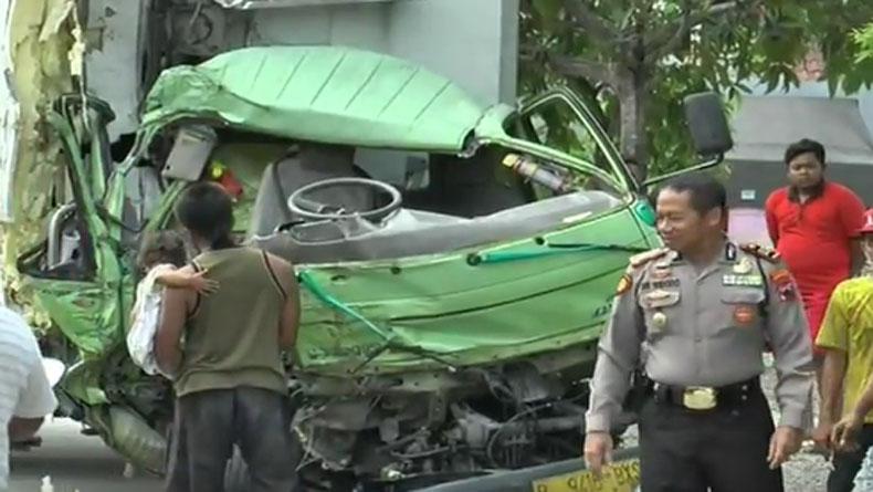 Diduga Mengantuk Truk Es Krim  Tabrak Truk  di Grobogan 1 