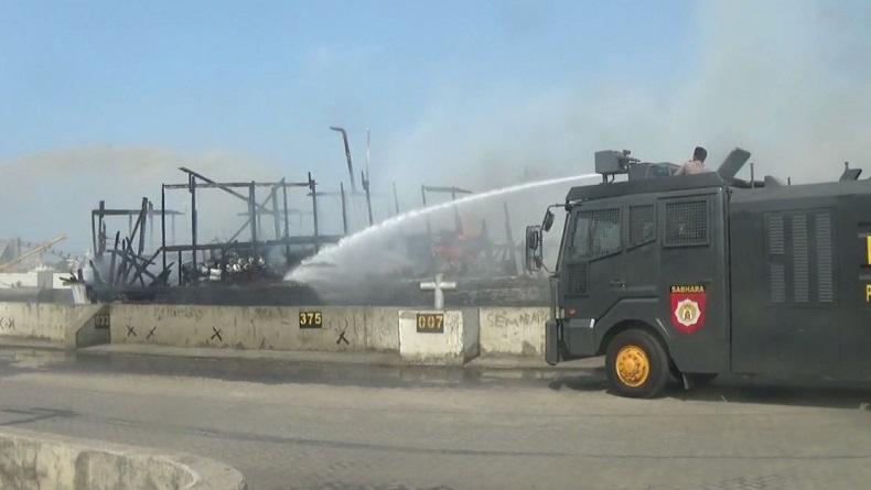 Kapal Terbakar di Pelabuhan Tanjung Emas Semarang setelah Ledakan Keras, 2 ABK Terluka