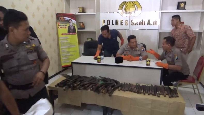 Pilkades Serentak di Sampang Sempat Ricuh, Polisi Sita Ratusan Senjata Tajam dan Senpi