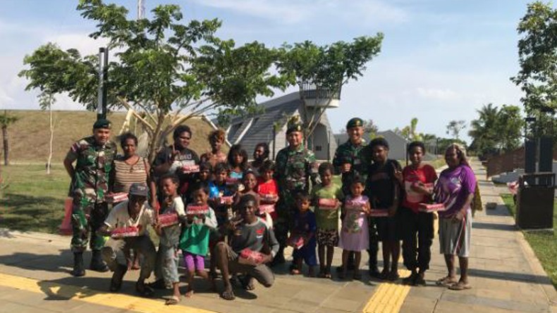 Yonif MR 411 Berbagi Kebahagiaan Bersama Warga Sekitar Monumen Kapsul Waktu di Papua