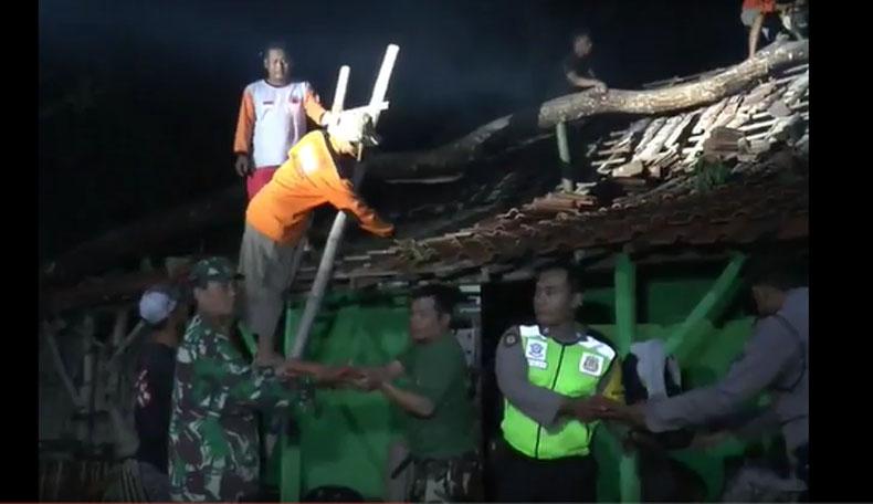 Hujan Es Disertai Angin Kencang Terjang 4 Desa di Klaten, Belasan Rumah Rusak