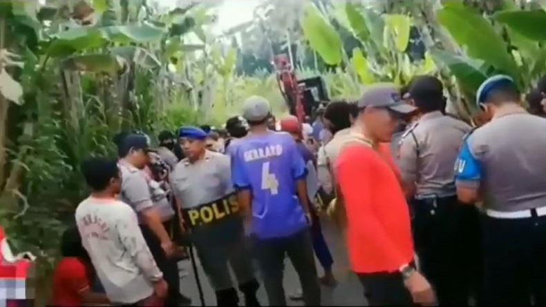 Usir Alat Berat, Petani Perempuan di Gianyar Bali Lakukan Aksi Nekat Melepas Pakaian
