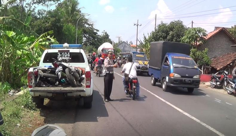 title Truk Oleng Tabrak 2 Motor di Jalur Tengkorak Bondowoso, 3 Orang Tewas Truk Oleng Tabrak 2 Motor di Jalur Tengkorak Bondowoso, 3 Orang Tewas