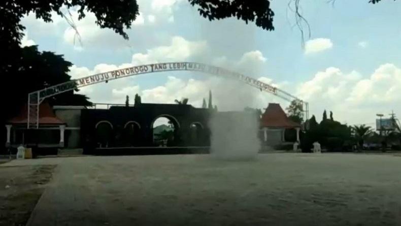 Penampakan Angin Tornado di Alun-Alun Ponorogo Bikin Geger Warga