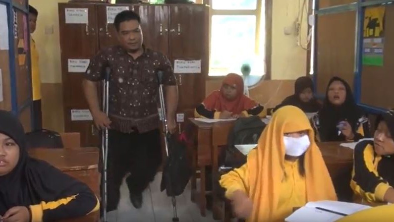 Perjuangan Suliyono, Guru Honorer Difabel yang Mengajar Siswa Disabilitas di Jombang
