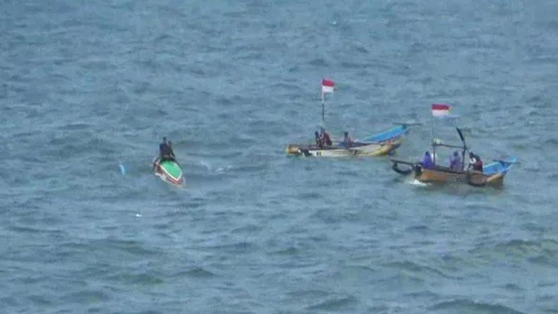 Perahu Terbalik Dihantam Ombak di Gunungkidul, Bapak dan Anak Hilang