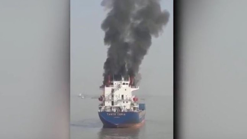 Tunggu Giliran Bongkar Muat, Kapal Kargo Terbakar di Pelabuhan Gresik