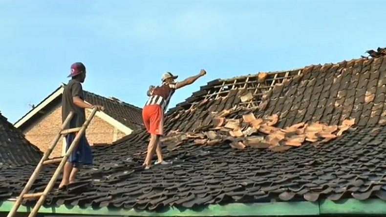 Puting Beliung dan Hujan Es Terjang Grobogan, Ratusan Rumah Porak Poranda