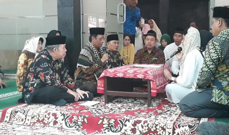 title Mahfud MD Pimpin Pengucapan Dua Kalimat Syahadat Deviani Nathalia Mahfud MD Pimpin Pengucapan Dua Kalimat Syahadat Deviani Nathalia