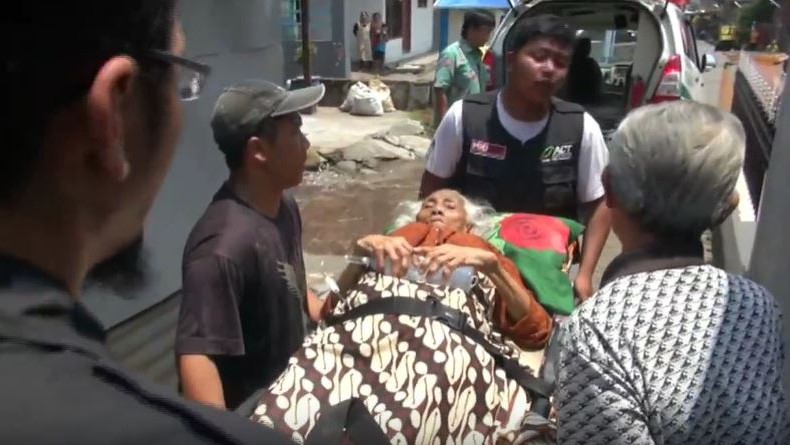 Diterjang Hujan dan Angin Kencang, Rumah di Malang Roboh dan Timpa Nenek 99 Tahun