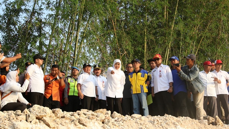 Gubernur Khofifah Apresiasi Upaya Perbaikan Sementara Tanggul Bengawan Solo di Tuban