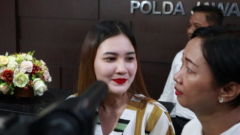 title Diperiksa Polda Jatim, Nella Kharisma: Tuduhan Selingkuh dengan Mantan Bupati Kediri Hoaks Diperiksa Polda Jatim, Nella Kharisma: Tuduhan Selingkuh dengan Mantan Bupati Kediri Hoaks