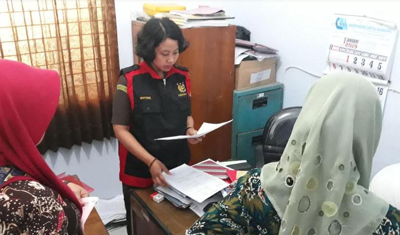 Geledah Ruang Kades Banguncipto, Penyidik Kejari Wates Angkut Sejumlah Dokumen
