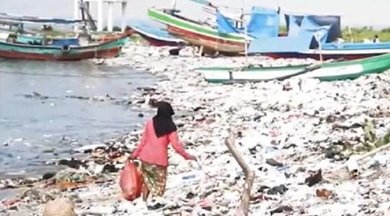 Terkendala Kendaraan Pengangkut, Sampah Menggunung di Objek Wisata Desa Teluk Pandeglang