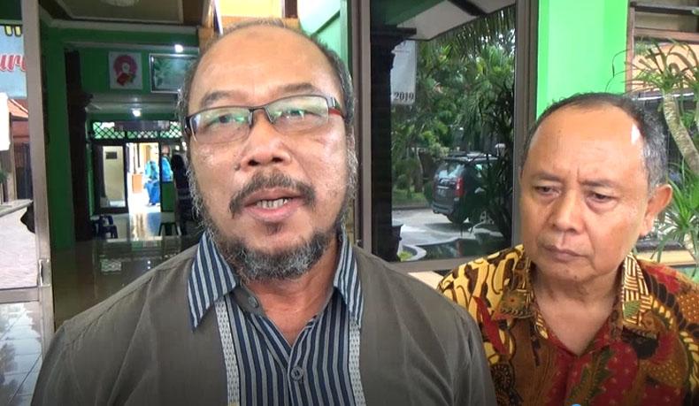 title Kepala SMA Mojosari Minta Polisi Temukan Pengunggah Video Siswi SMA Mabuk Sambil Joget Kepala SMA Mojosari Minta Polisi Temukan Pengunggah Video Siswi SMA Mabuk Sambil Joget