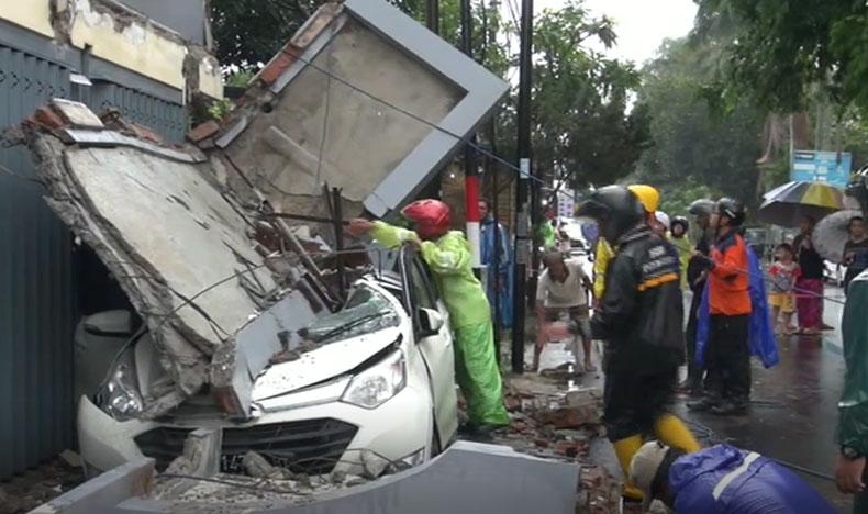 Hujan Es Terjang Malang, Pengemudi Ojol Luka Tertimpa Bangunan saat Berteduh