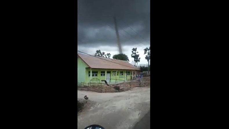 Hujan Deras Disertai Angin Kencang Rusak Atap Rsud Naibonat Kupang Bagian 1