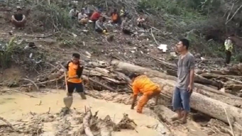 2 Warga Hilang Tertimbun Longsor di Rokan Hulu, Pencarian Masih Dilakukan
