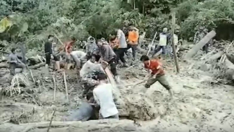 Kronologi Longsor Timbun Ayah-Anak di Rohul, Korban sedang Bangun Pondok