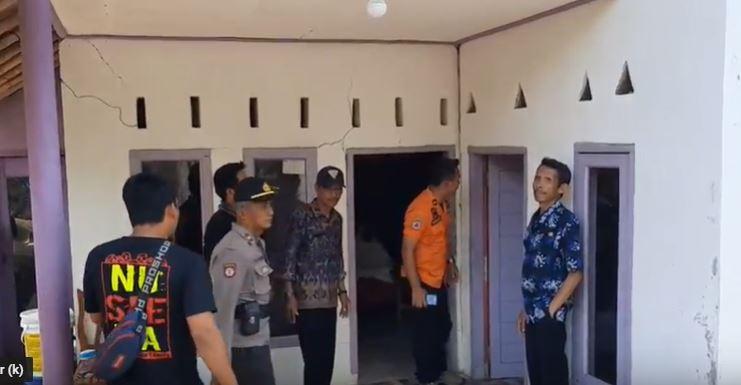 Terdampak Pergerakan Tanah di Tasikmalaya, Warga Adakan Ronda Antisipasi Hujan