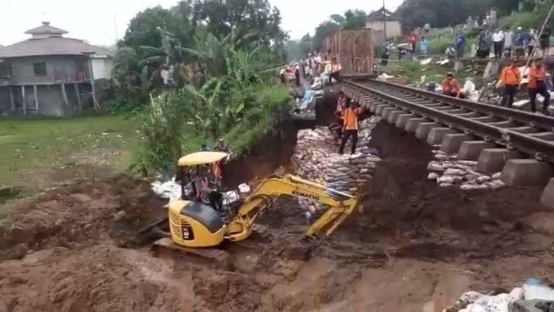 Jalur Kereta Api di Km 28 Cicurug Sukabumi Longsor dan Ambles, Perjalanan KA Dibatalkan