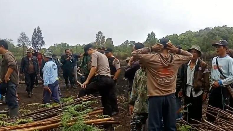 title Teror Harimau, 6 Petani di Pagaralam Dievakuasi Petugas Bersenjata Lengkap Teror Harimau, 6 Petani di Pagaralam Dievakuasi Petugas Bersenjata Lengkap