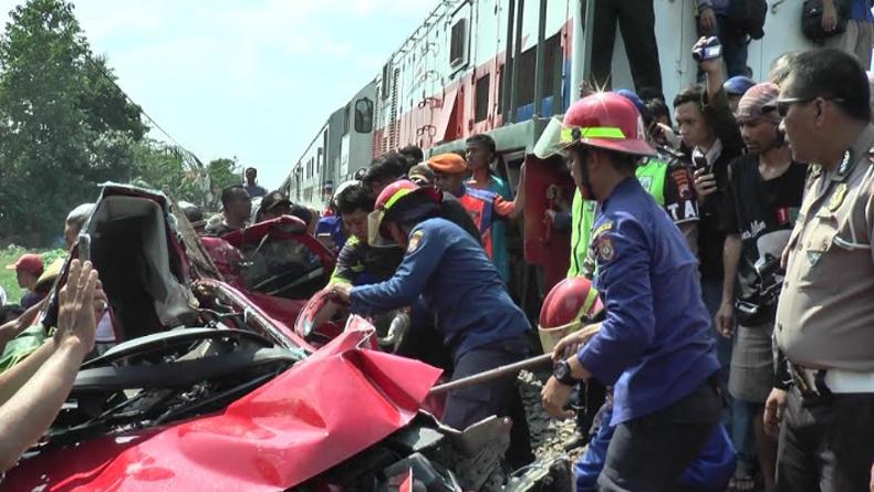Kronologi Toyota Yaris Ditabrak KA Kaligung di Kendal, Mobil Mati Mesin dan Terseret 1 Km
