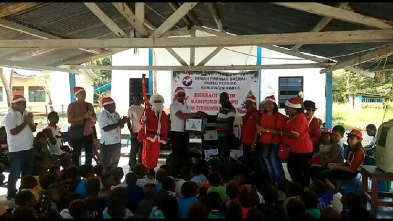 Perindo Beri Bingkisan Natal dan Pakaian untuk Warga Mimika