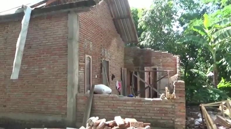 Hujan Angin Landa Desa di Lombok Tengah, Atap Rumah Terbang dan Tembok Ambruk