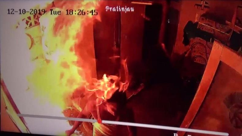 Pekerja Gudang Besi Terekam CCTV Bakar Mobil Majikan di Padang, Polisi Buru Pelaku