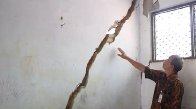 Tanah Labil Membuat Sekolah di Pandeglang Nyaris Ambruk, Siswa Diliburkan Jika Hujan