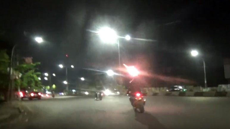 title Kerap Blokir Jalan, Polisi di Makassar Bubarkan Balap Liar dengan Gas Air Mata Kerap Blokir Jalan, Polisi di Makassar Bubarkan Balap Liar dengan Gas Air Mata