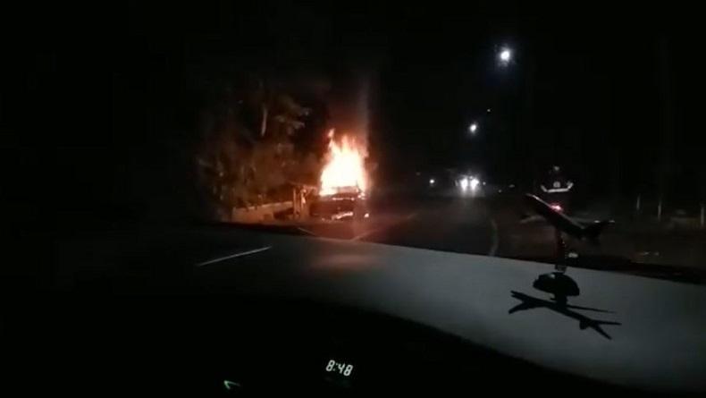 Mobil Pikap Tiba-Tiba Terbakar di Kawasan Gunung Gumitir Jember, Sopir Selamat