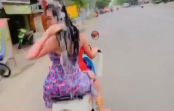 Dua Perempuan Mandi di Atas Motor di Mojokerto Dijerat Pasal Pidana