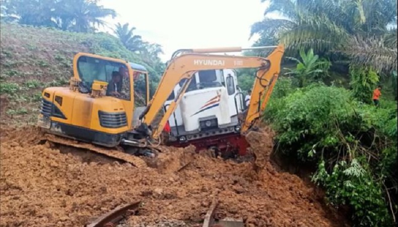 Tanah Longsor dan Banjir Tutup Jalur Kereta Api Medan-Pematangsiantar di Tebing Tinggi