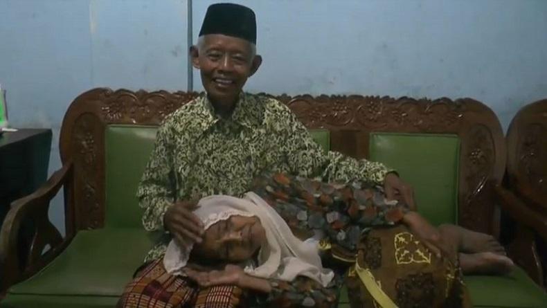 Viral Video Kakek Nenek Romantis di Kereta Api Prameks, Ternyata Sehari-hari Selalu Mesra