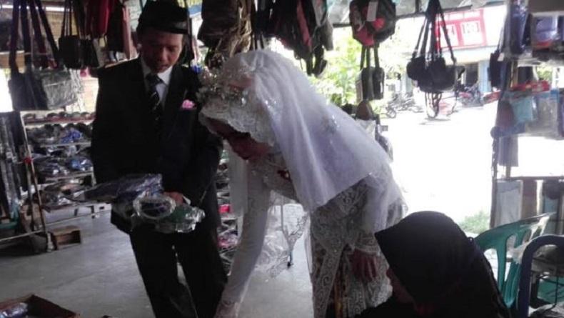 Usai Akad, Pasangan Pengantin di Kulonprogo Ini Sumbang 5 Pasang Sandal ke Masjid