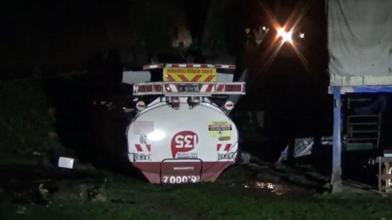 Truk Tangki Bermuatan 16.000 Liter BBM Terbalik di Maros, Petugas Damkar Dikerahkan